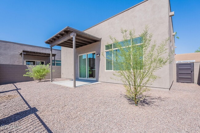 Building Photo - 6041 E Valley Way