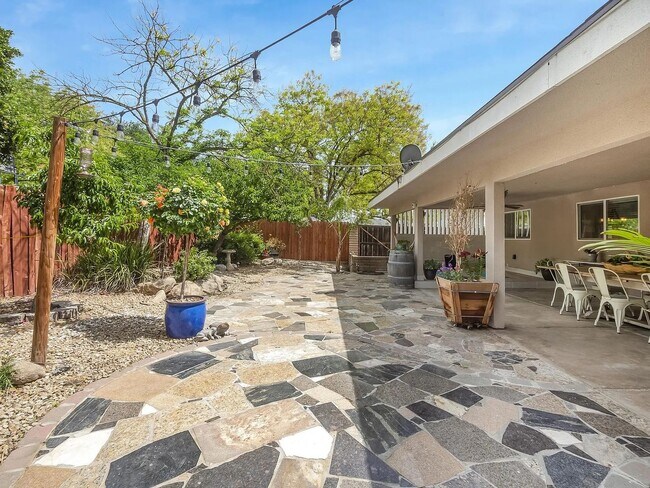 Building Photo - Beautifully Updated North Fresno 3/3