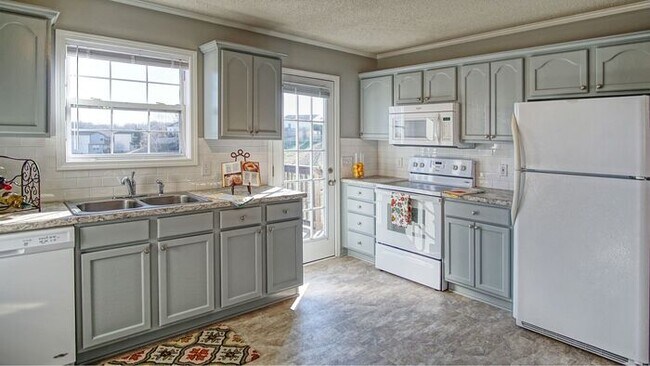 Building Photo - Three bedroom 2 bath single family home