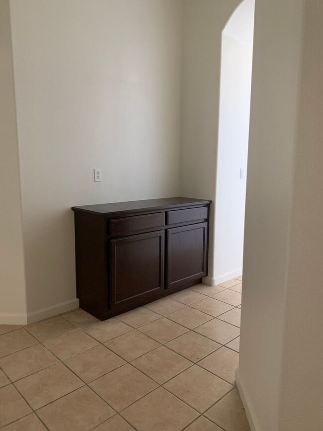 Building Photo - Beautiful 4 Bedroom and 2 Bath Home with Bonus Office Area