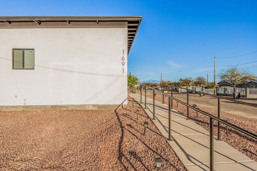 Building Photo - 1691 S San Jose Dr