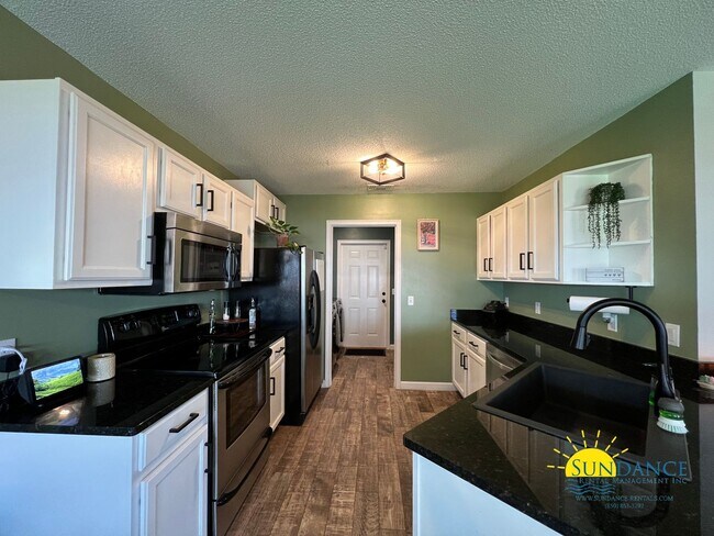Building Photo - Impeccable 3 Bedroom Home in Shalimar!