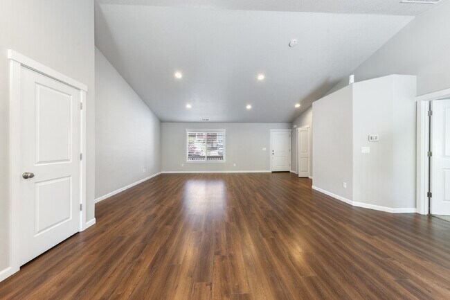 Building Photo - Spacious 4 bedroom home in Dayton
