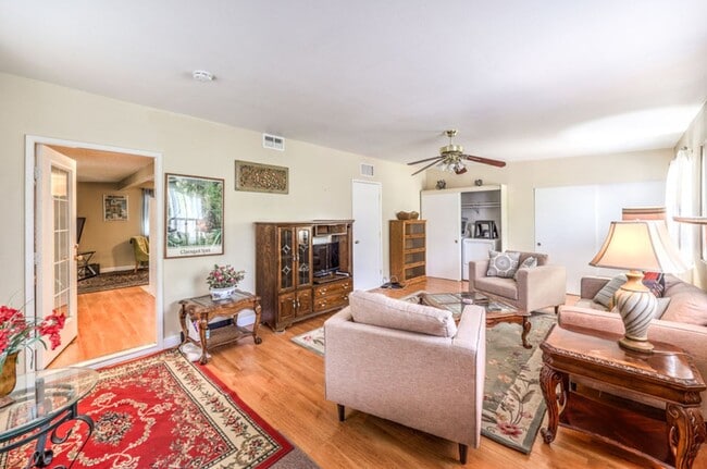 Building Photo - 1 Bedroom Casita with Pool Access!