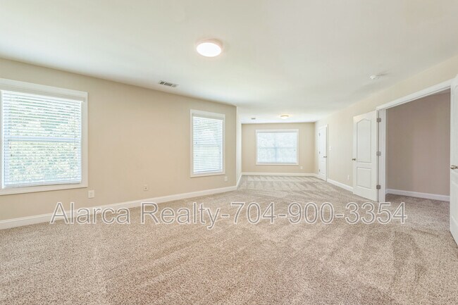 Building Photo - 1020 Ridgehaven Rd