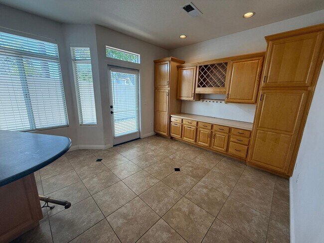 Building Photo - LOCATION LOCATION!! 4BR/3BA Townhome in De...