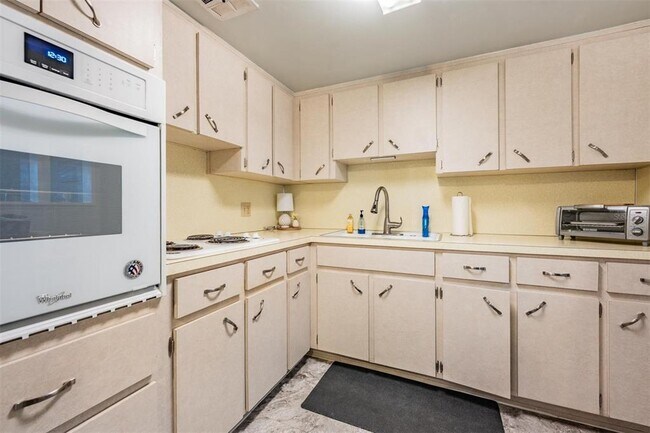 Building Photo - 2042 Australia Way W