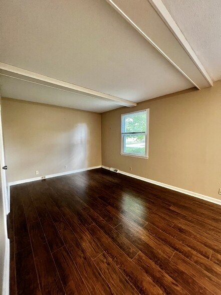 Building Photo - 365 Welchwood Dr
