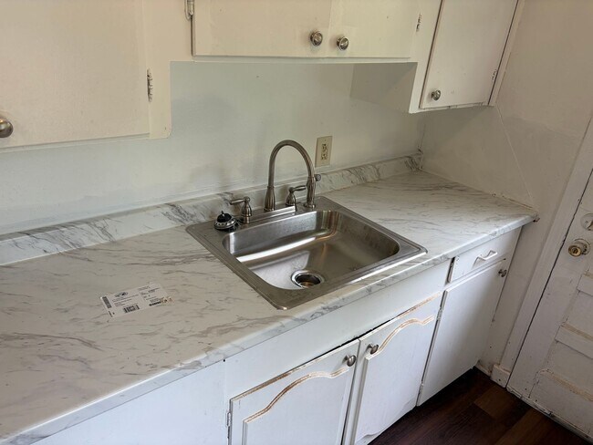 Building Photo - Remodeled 3 Bedroom Home with bonus room!