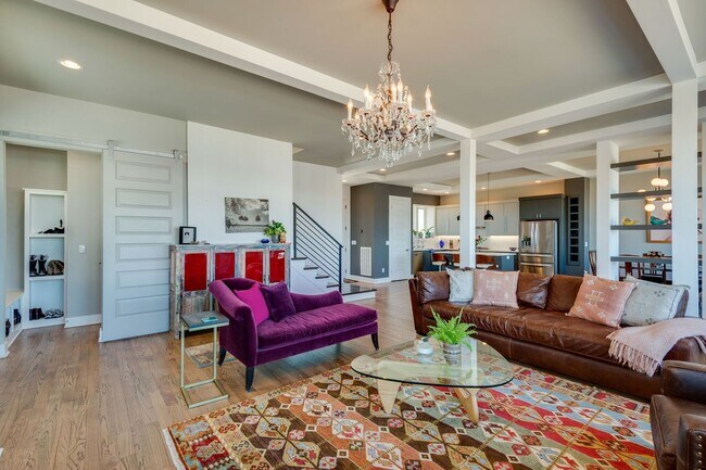 Building Photo - 4 Bedroom/3.5 Bath home overlooking the ci...