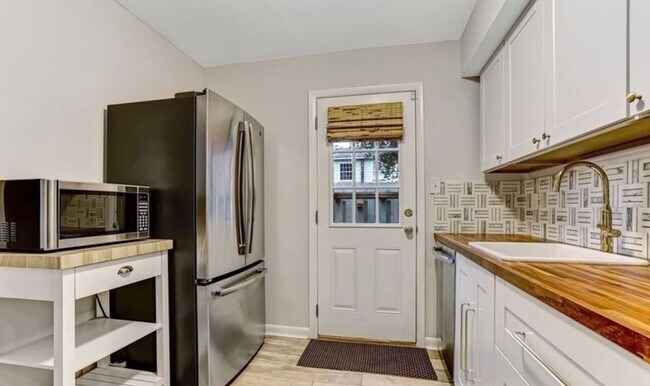 Building Photo - Charming Town Home Available August 12th.