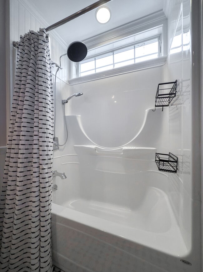 Building Photo - 346 Southbury Rd