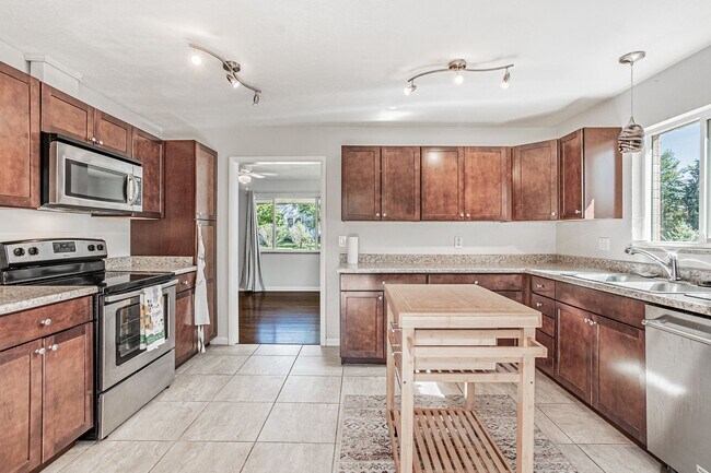 Building Photo - Exceptional 4-Bed, 2-Bath Home in Englewoo...