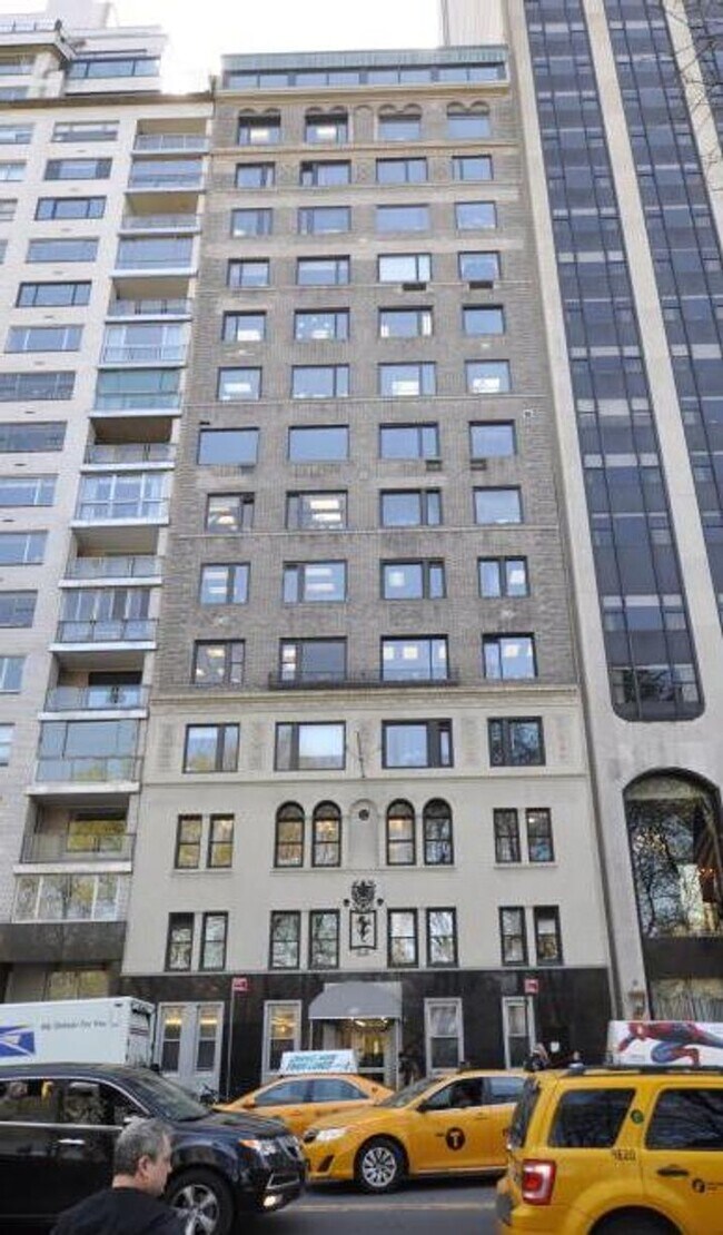 Building Photo - 30 Central Park S
