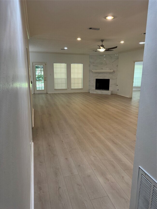 Building Photo - 120 Hiwon Dr