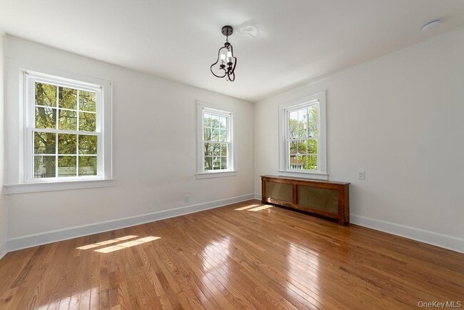 Building Photo - 353 W Jamaica Ave