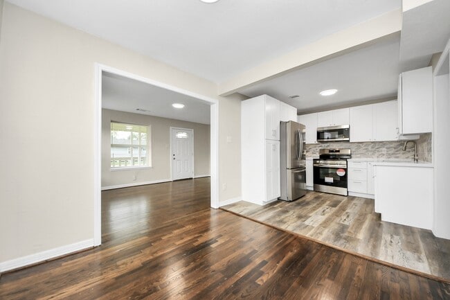 Building Photo - 608 Thomas Ave