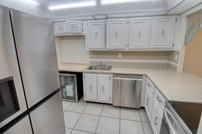 Building Photo - 800 Parkview Dr