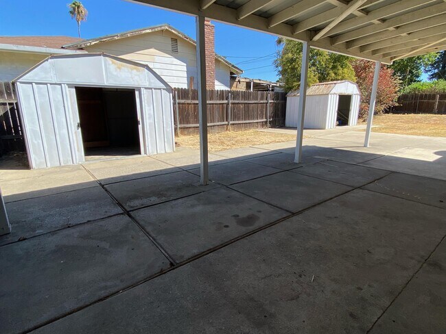 Building Photo - 3015 Clearview Dr