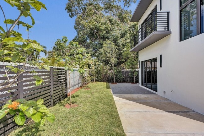 Building Photo - 2421 SW 16th Ter