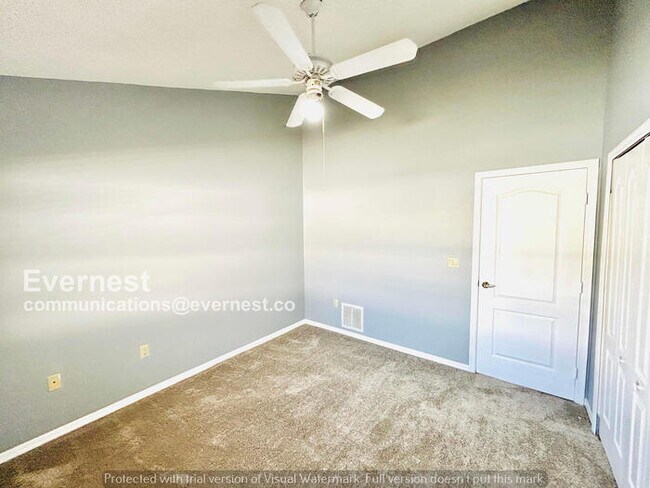 Building Photo - 6 Bed/4 Bath Home with Garage / Pet-Friendly / Available Now!