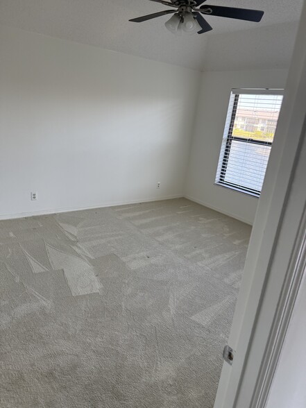 Building Photo - 6021 SE Landing Way