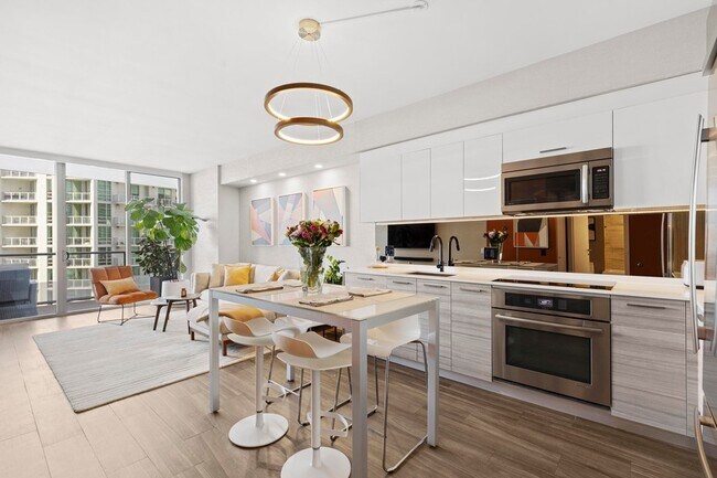 Building Photo - 1300 Brickell Bay Dr