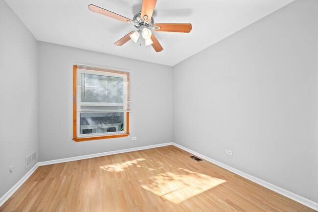 Building Photo - 1370 N Glen Cir