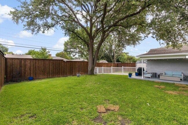 Building Photo - 7830 La Sobrina Dr
