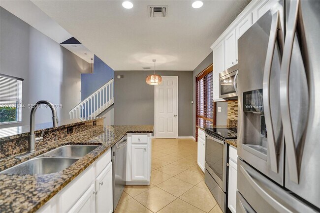 Building Photo - 2057 SE Avon Park Dr