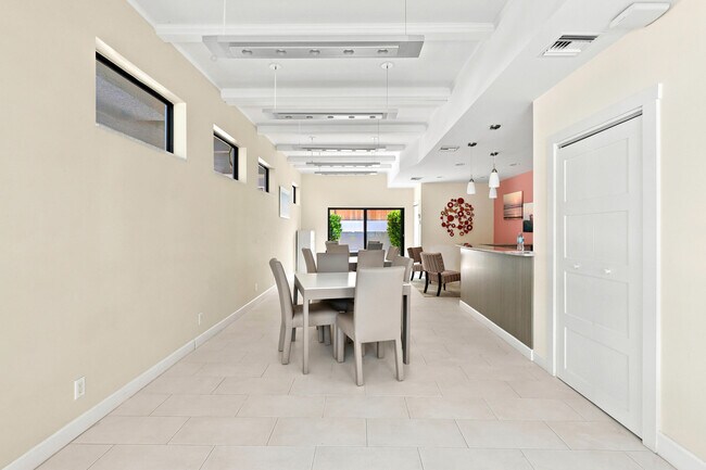 Building Photo - 250 S Ocean Blvd