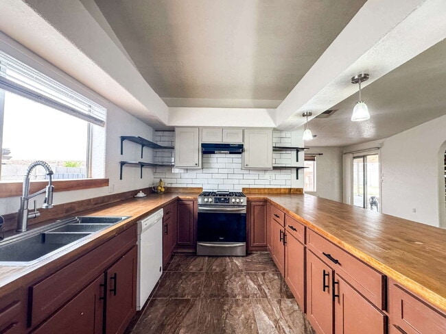 Building Photo - "Charming 3-Bedroom, 2 Bathroom Pool Home in Ocotillo!"