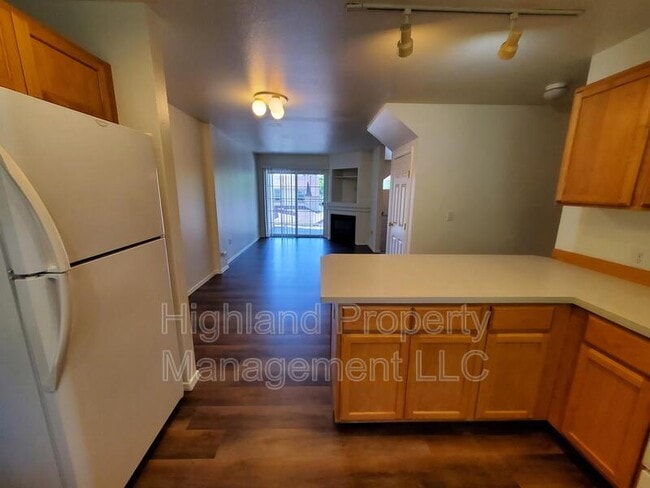 Building Photo - 324 NE Whitman St