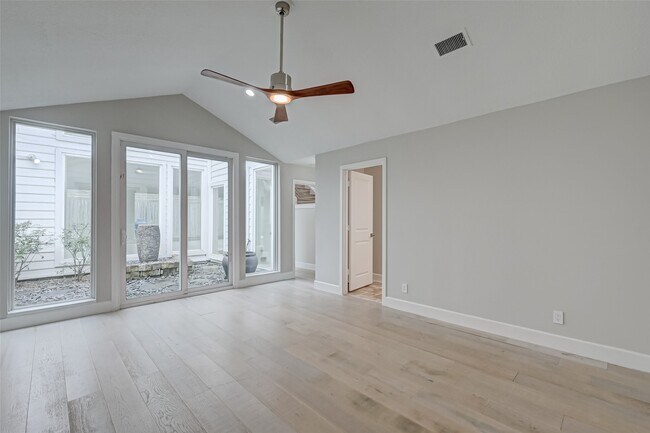 Building Photo - 915 Daria Dr