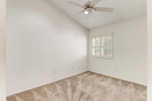 Building Photo - Charming Country Rose Home Located in Sun ...