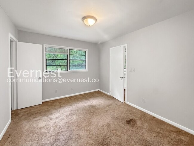 Building Photo - 3 Bed/1 Bath Home with Off-Street Parking / Pet-Friendly / Vouchers Accepted / Coming Soon!