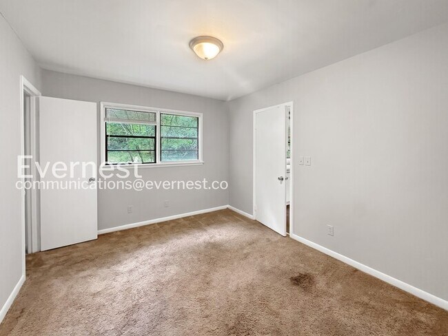 Building Photo - 513 20th Ave NE