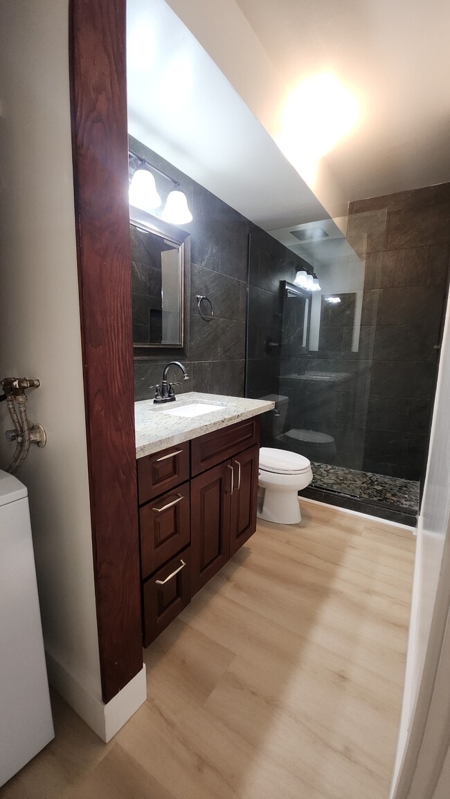 Building Photo - 469 Ena Rd