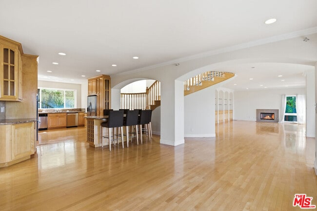 Building Photo - 8120 Billowvista Dr