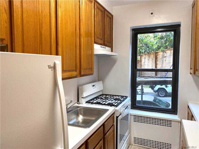 Building Photo - 68-38 Yellowstone Blvd