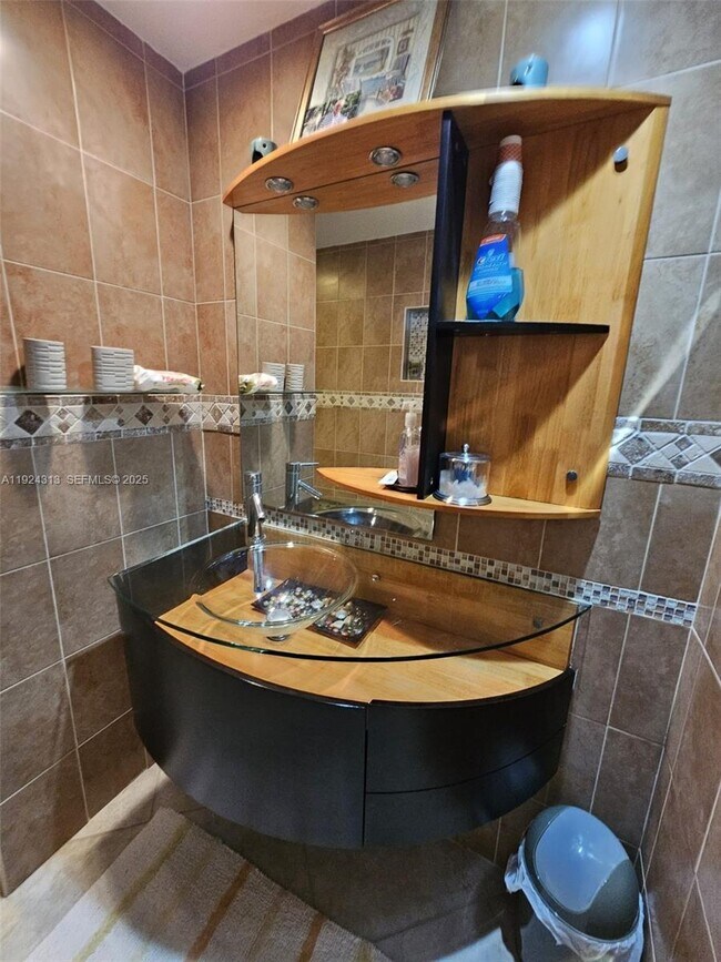 Building Photo - 4200 Hillcrest Dr