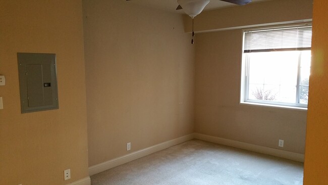 Building Photo - 1 bedroom, 1 bath upscale condo near UIHC ...