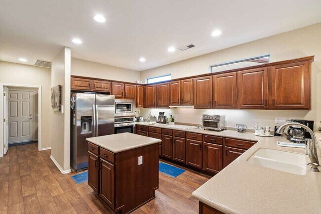 Building Photo - 16418 W Desert Lily Dr