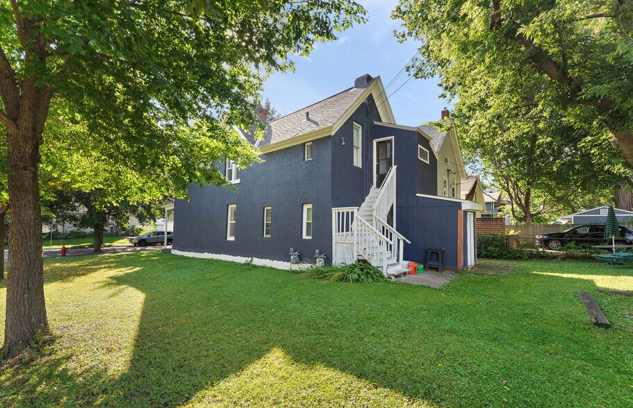 Building Photo - 1039 Victoria St N