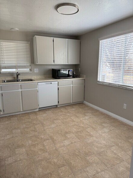 Building Photo - 833 W 350 S