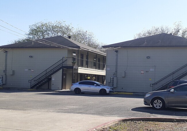 Primary Photo - 930 Drury Ln