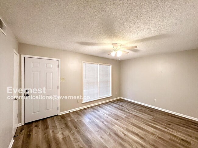 Building Photo - 3 Bed, 1 Bath Home with Carport / Pet-Frie...