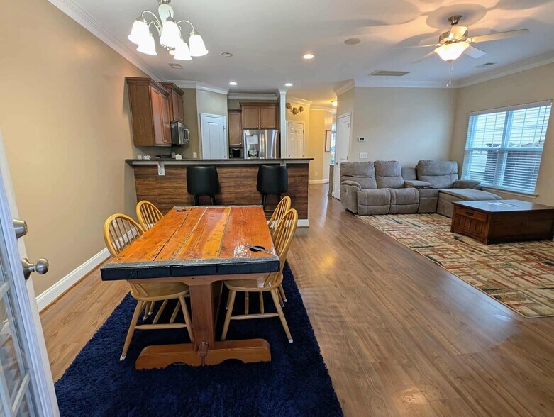 Building Photo - 400 Laurel Leaf Dr