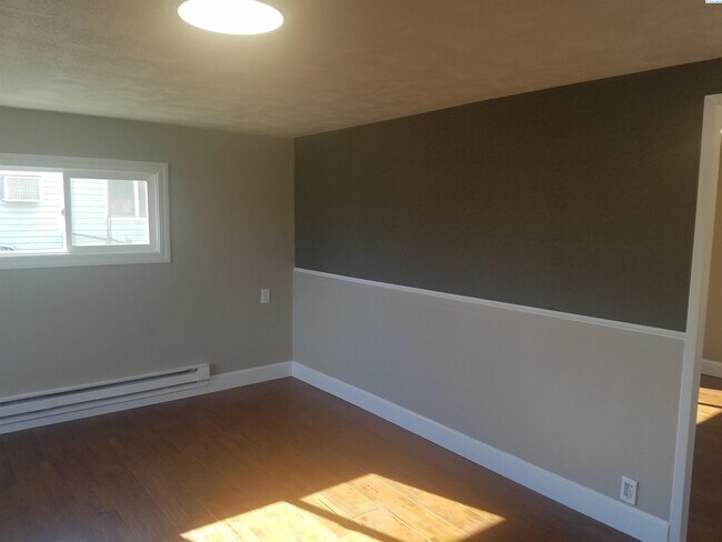 Building Photo - 905 Winslow Ave