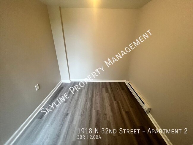 Building Photo - Newly Renovated 3 Bedroom Apartment For Re...